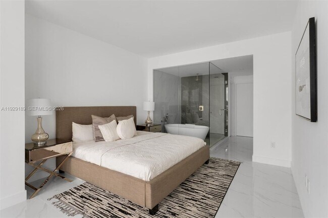 Building Photo - 700 NE 24th St