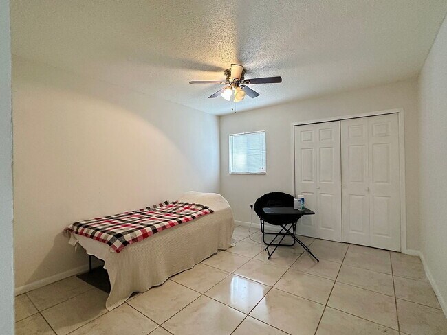 Building Photo - "Cozy 1-Bedroom Gem with Elegant Hardwood ...