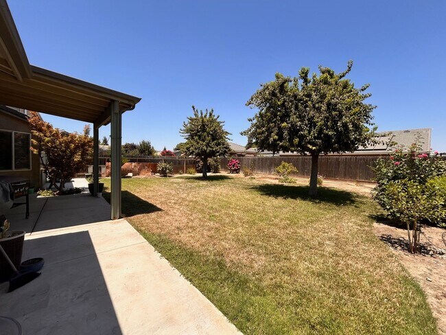 Building Photo - Great home for rent in Visalia