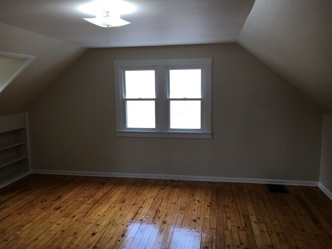 Building Photo - **4-BEDROOM HOUSE W/ GARAGE IN NORTH COLUM...