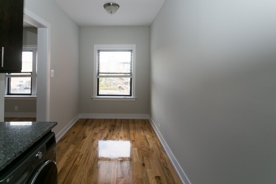 Building Photo - 2226 W Wilson Ave