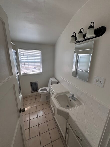 Bathroom - 424 W Riggin St