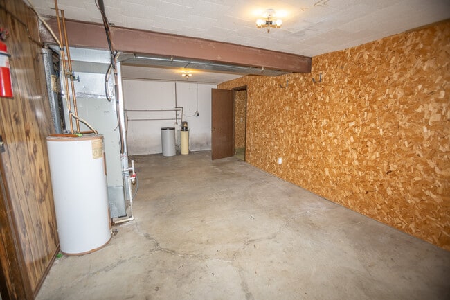 Building Photo - 131 Cresent Dr