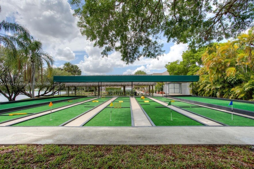 SO FLO Real Estate Group 65 WHITEHEAD CIR WESTON - 65 Whitehead Cir