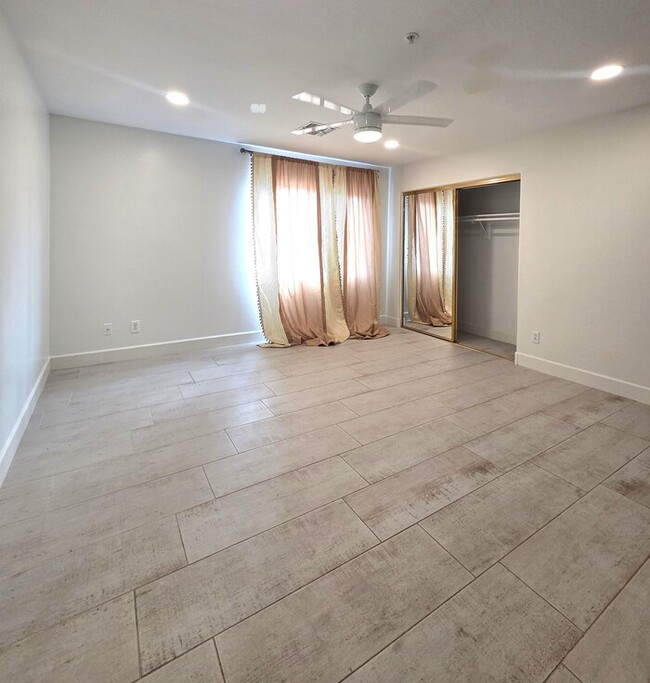 Building Photo - Stunning Resort style Home 5-bedroom Pool/Spa