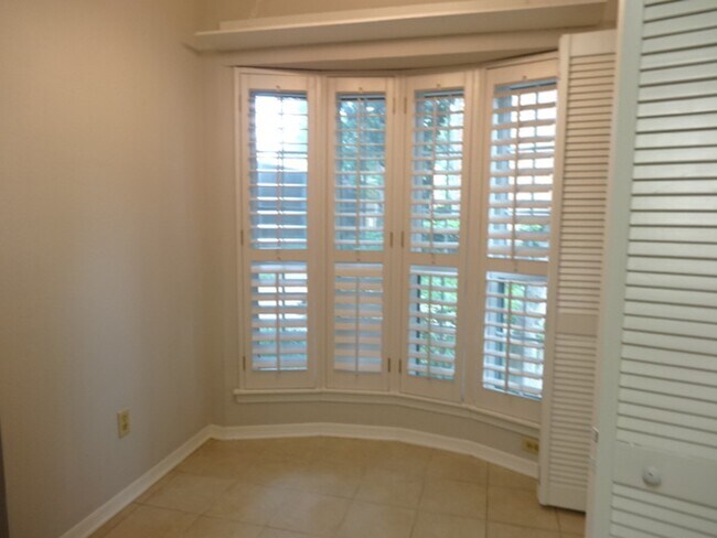 Building Photo - 864 Augusta Dr