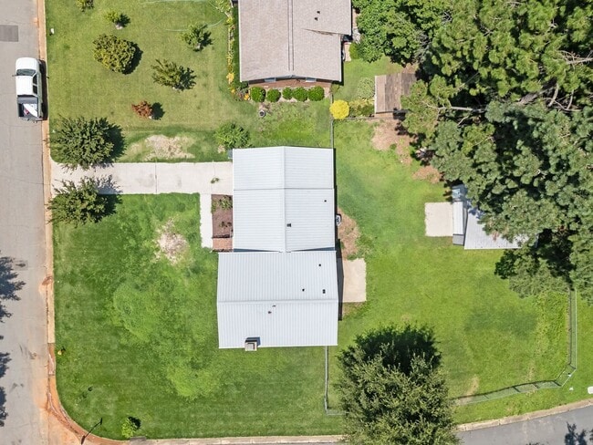 Building Photo - Fantastic Corner Lot, Updated 4 Bedroom Sp...