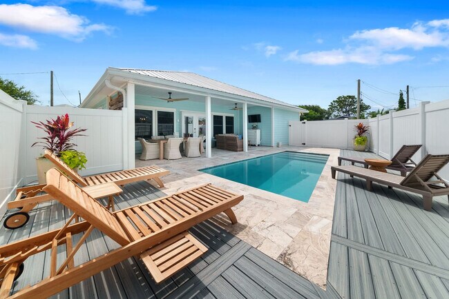 Building Photo - 121 Christmas Tree Ln