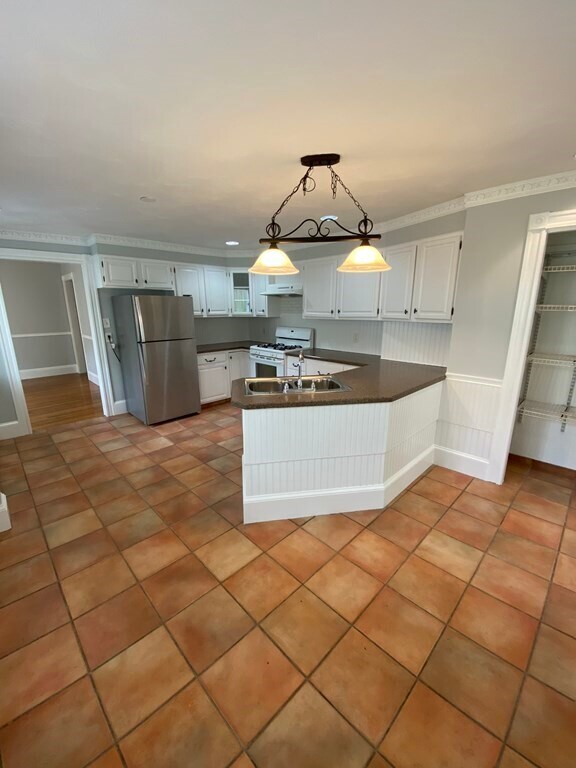 Building Photo - 12 Avon St