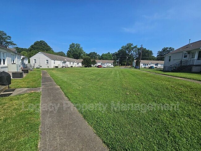 Building Photo - 601 E Willowbrook Dr