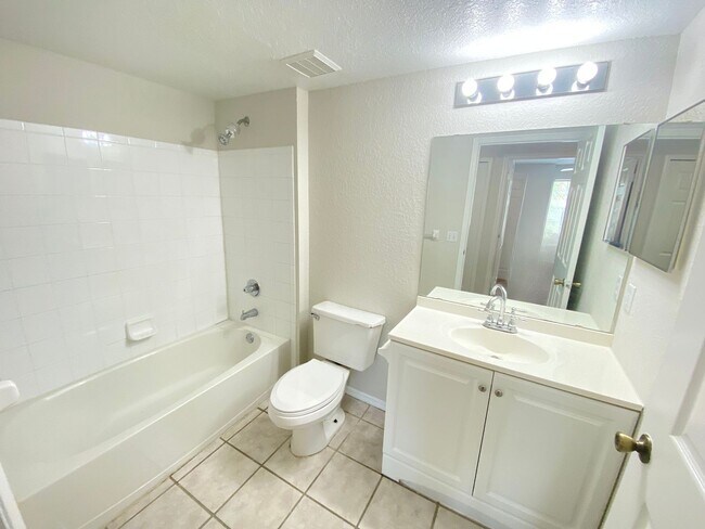 Building Photo - Second Floor Apartment with Balcony View! ...