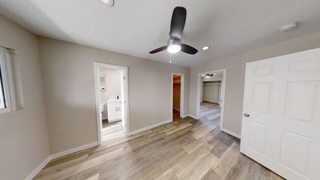 Building Photo - 4BD/2BA, Remodeled Kitchen! Newer Floors!
