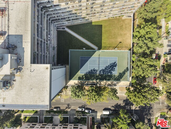 Building Photo - 100 S Doheny Dr