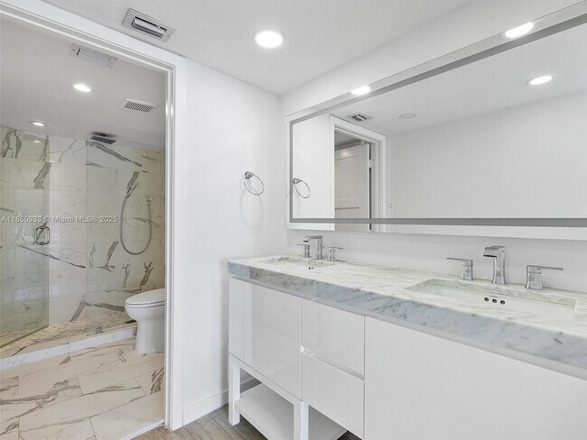 Building Photo - 9341 Collins Ave