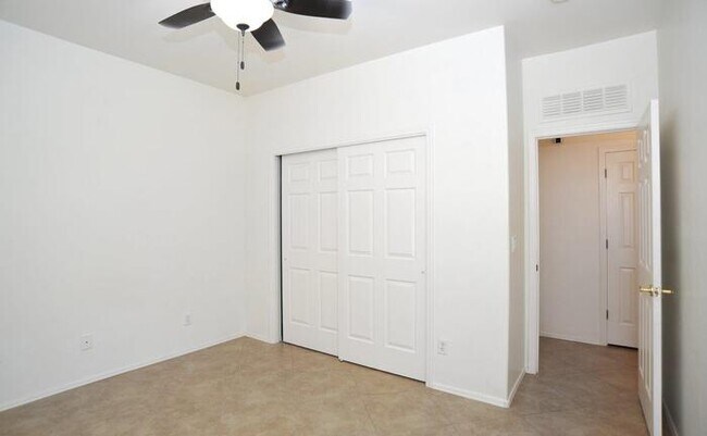 Building Photo - Priced right in Dove Mountain. Fresh & cle...