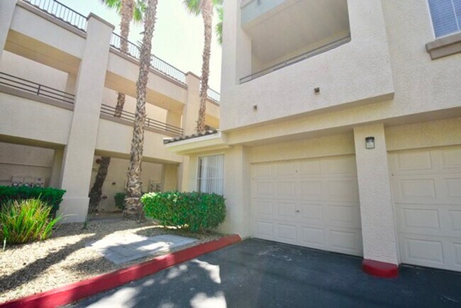 Building Photo - SPECIOUS 2 BED 2 BATH CONDO WITH ATTACHED ...