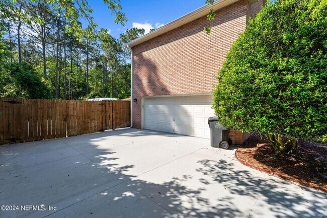 Building Photo - Fully Furnished Home