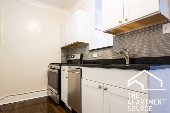 Building Photo - 724 W Roscoe St