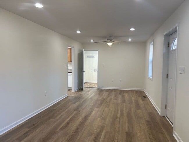 Building Photo - 1914 W Oakland Ave