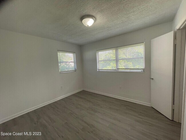Building Photo - 211 Begonia St