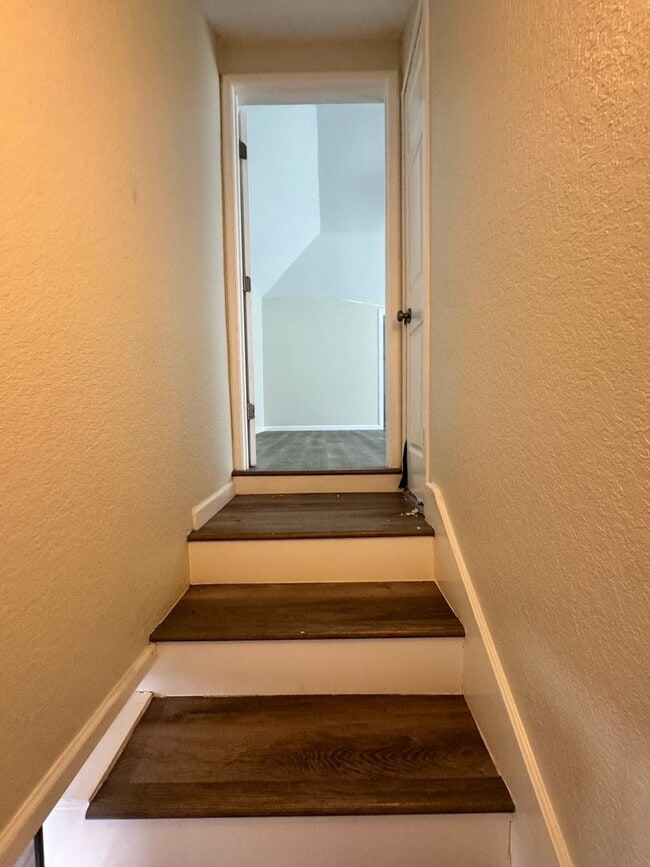 Building Photo - Ready For Move In - Nicely Renovated Large...