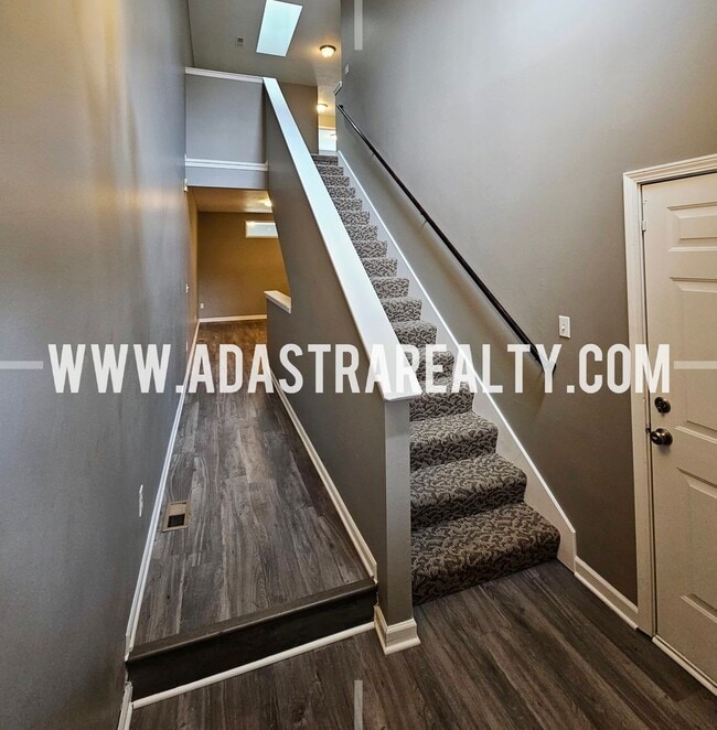 Building Photo - Very Spacious Townhome in West Olathe-Available in APRIL!!