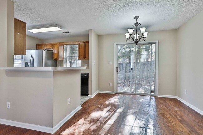 Building Photo - 3Bed/2Bath Home in McIntosh District under...