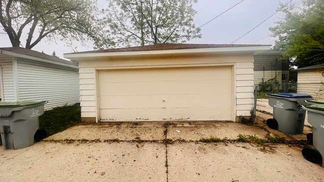 Building Photo - 8907 W Hampton Ave
