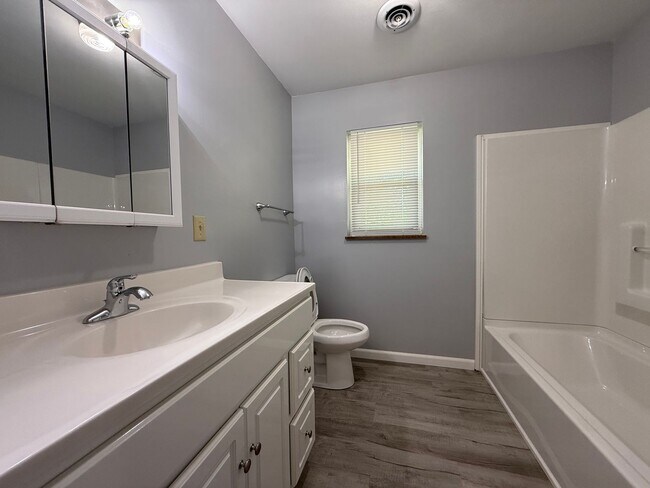 Building Photo - 3 Bedroom 1.5 Bathroom Home Located in Greeneville, TN