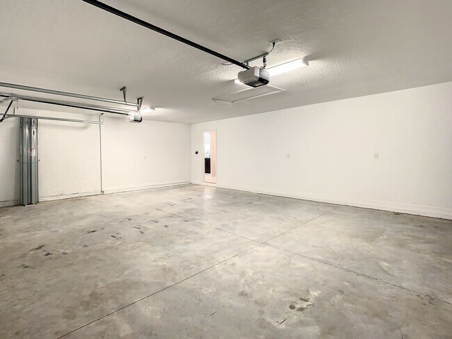 Building Photo - Beautiful 4 bedroom 2.5 bathroom Single Family House! Like new!