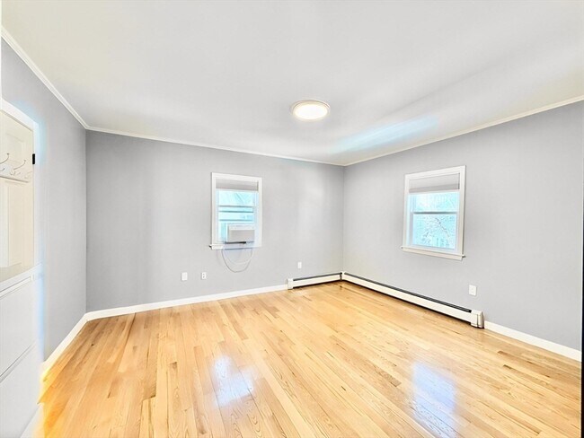 Building Photo - 305 Safford St