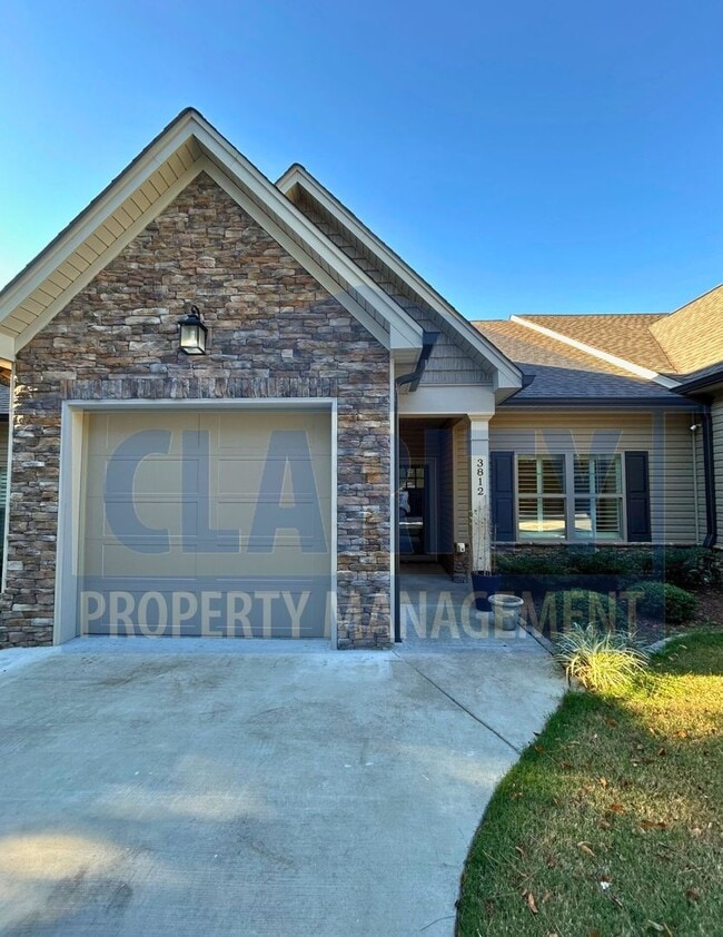 Building Photo - Single-level two bedroom townhome!