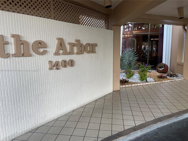 Primary Photo - 1400 St Charles Pl