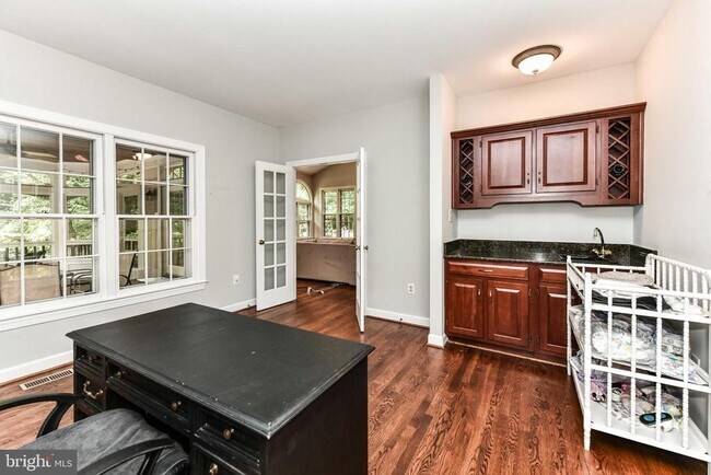 Building Photo - 2030 Spring Branch Dr