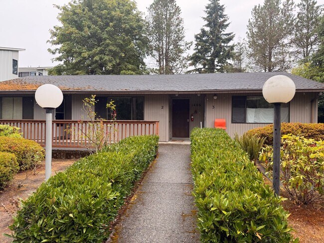 Building Photo - 1406 Bellevue Way NE