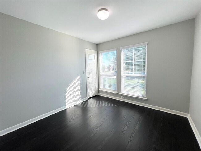 Building Photo - 802 Mitchell Dr