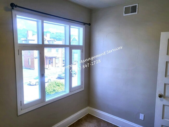 Building Photo - 709 Maplewood Ave