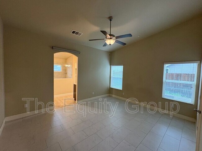 Building Photo - 4201 W Wren Ave