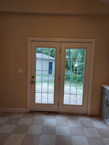 patio door in kitchen - 5301 Mansfield Ct