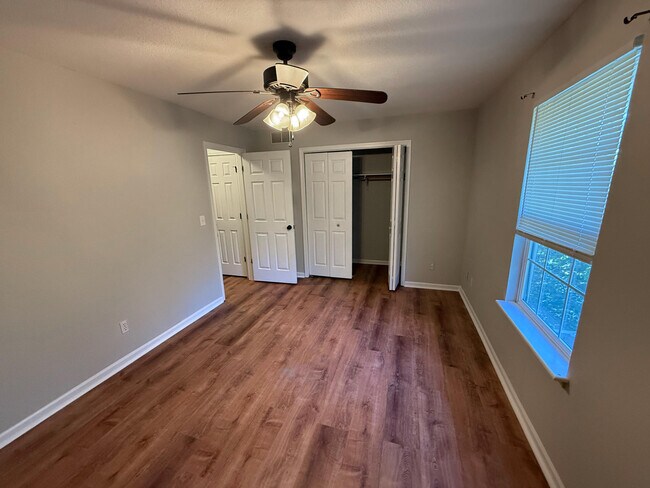 Building Photo - 1327 Valley Creek Ln