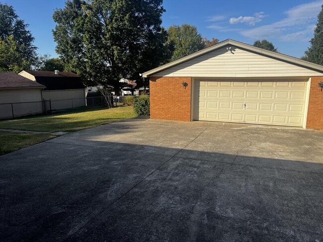 Building Photo - 6005 Applegate Ln
