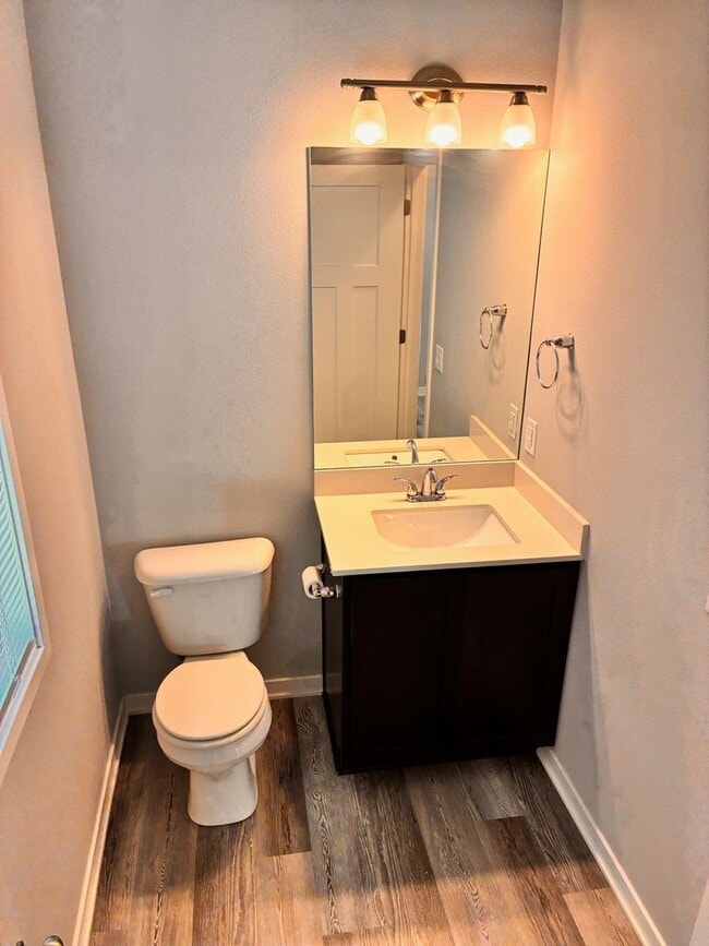 Building Photo - Spacious 3BR 2.5ba house in Urbandale, available NOW!