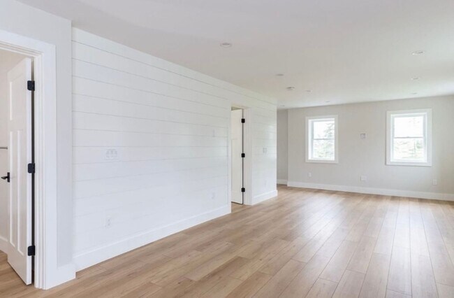 Building Photo - 1 Bedroom Home in Charlotte VT Available 11/1!