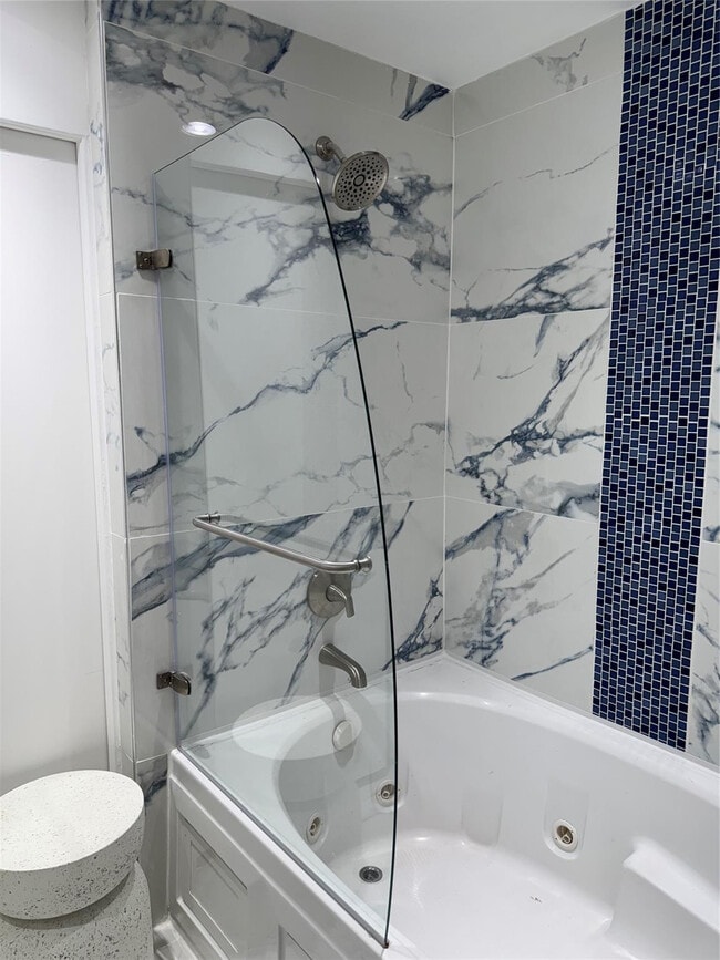 Building Photo - 1010 NE 8th Ave