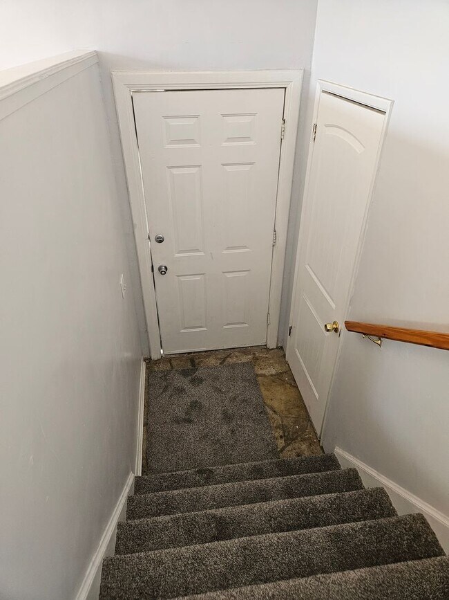 Building Photo - Beautiful 5 Bedroom home in Great Layton Location!