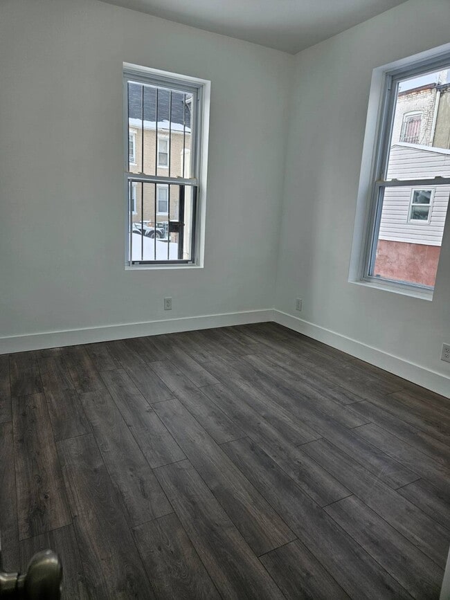 Building Photo - 312 E 26th St