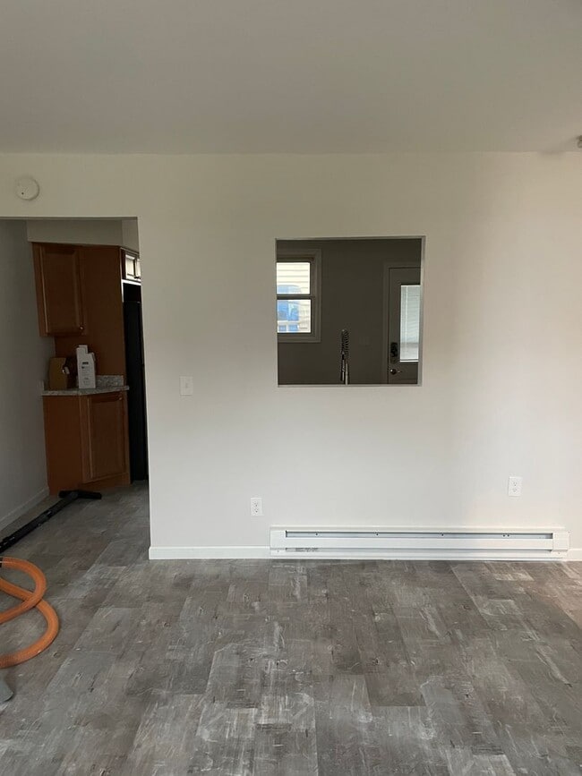 Building Photo - 2 Bedroom, 1.5 Bath Townhouse in LeClaire, IA