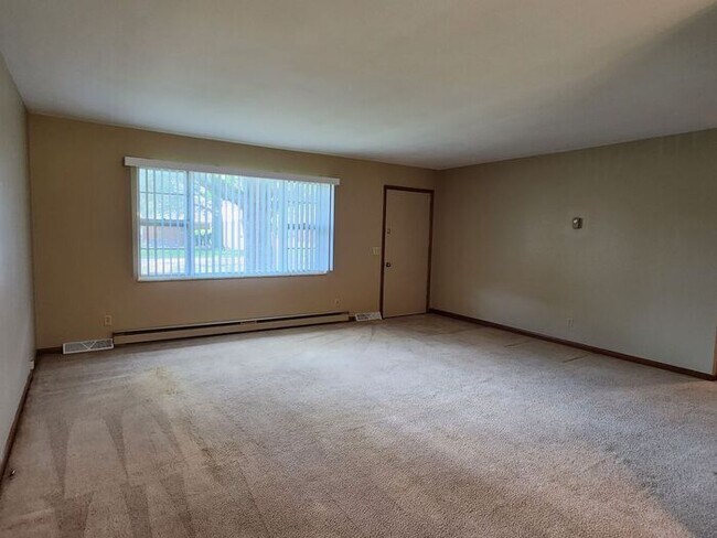 Building Photo - 2 Bed 1 1/2 Bath Duplex on Terre Hautes Northside