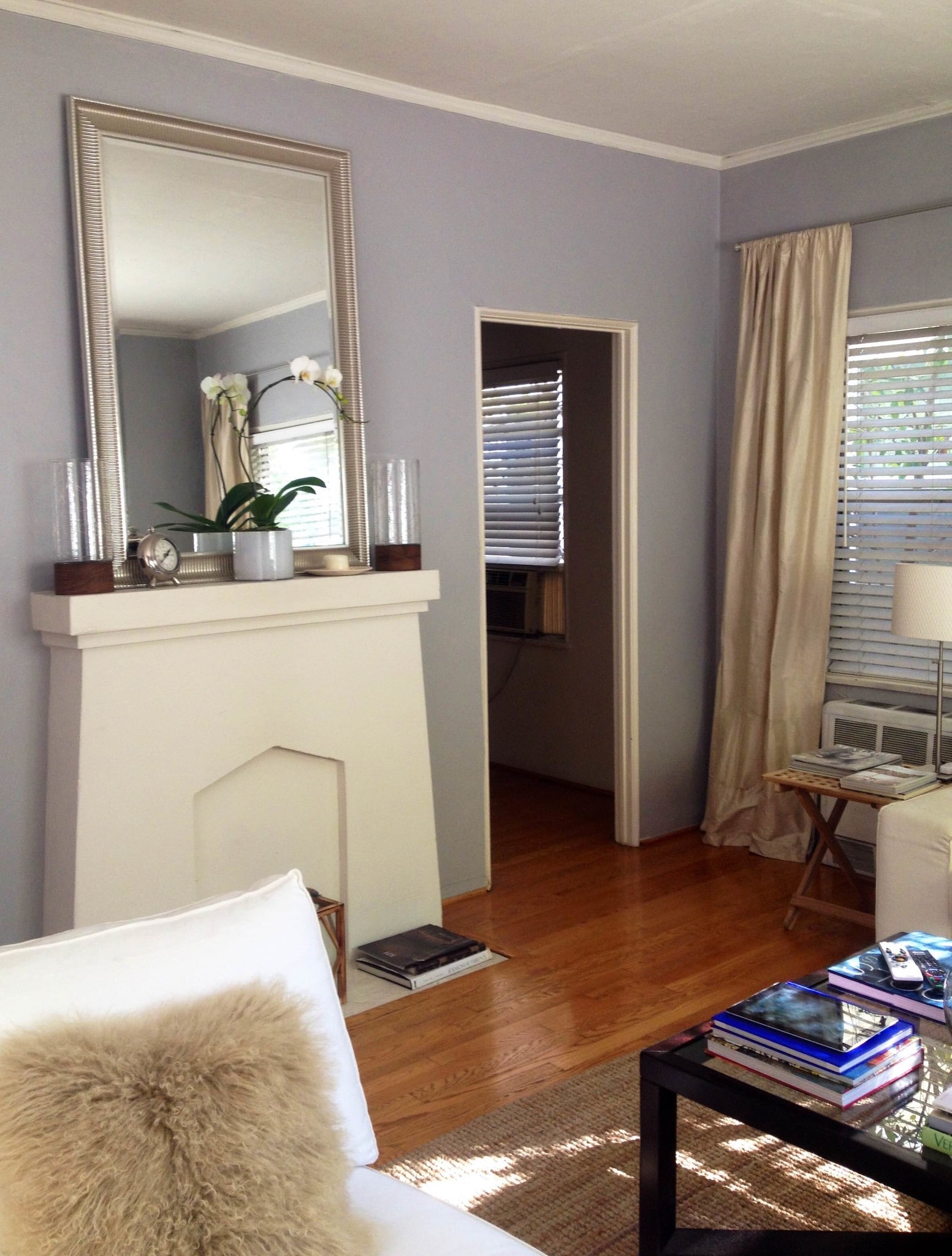 Living room - 208 N La Peer Dr