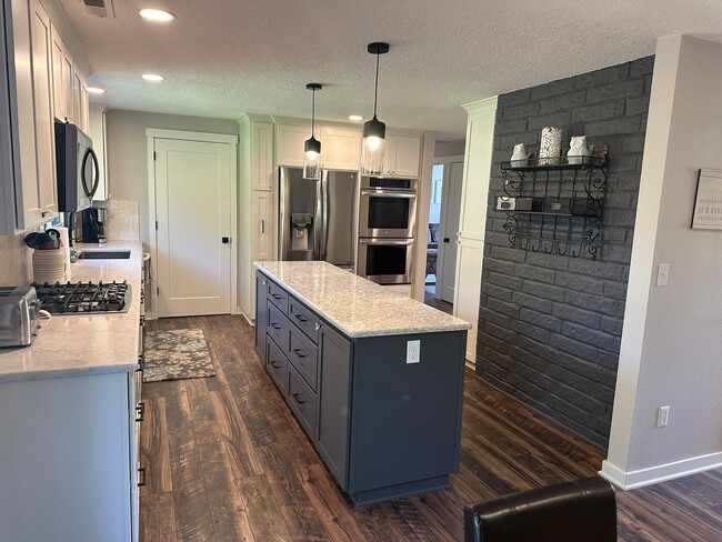 Building Photo - Luxury Furnished Rental in Milwaukie